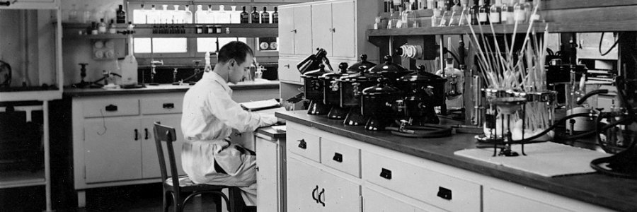 682daebc0af92b9409cdb06fa3eeadf3f5ea05d8-hofmann-lit-dans-son-labo-archives-novartis-reduite